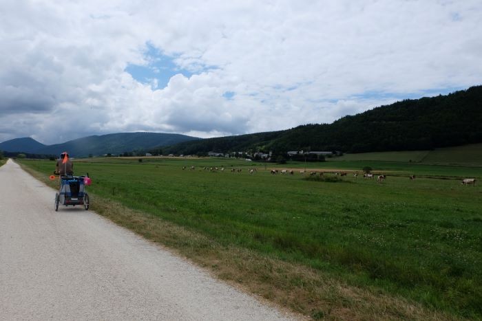 famille à vélo sur la via vercors 