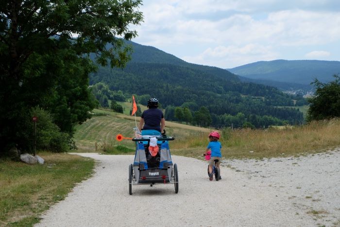 famille à vélo sur la via vercors 