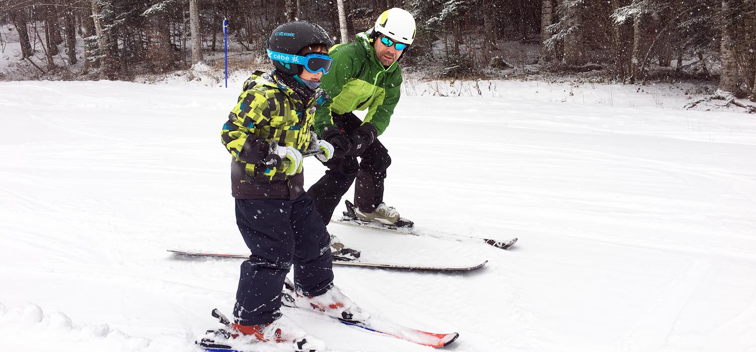 Attache-skis pour l'apprentissage du chasse-neige