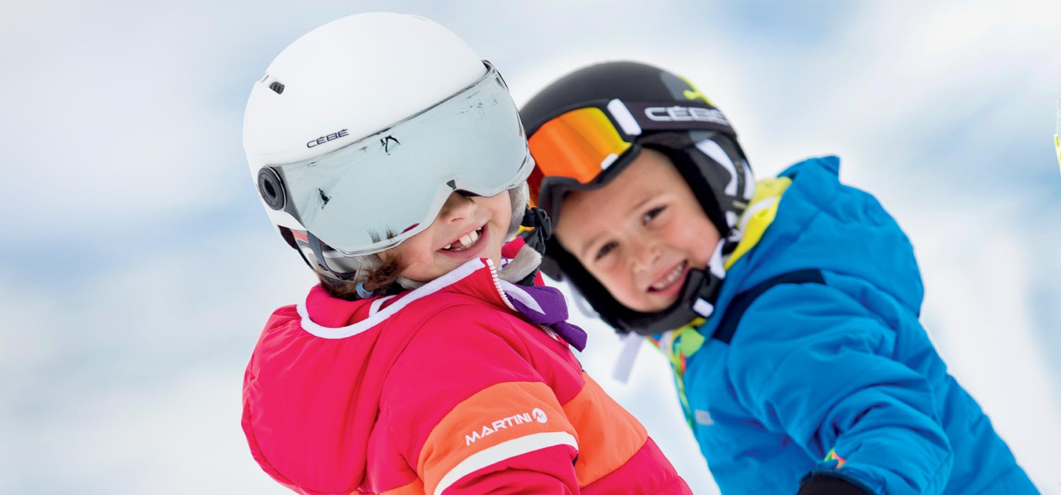 Les accessoires du skieur : casque, porte chaussures de ski.