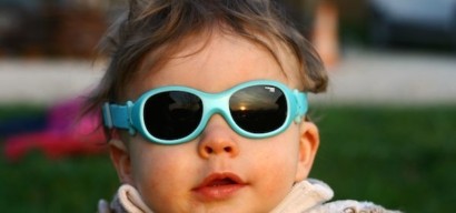 Lunettes de soleil pour bébé : comment bien les choisir ?