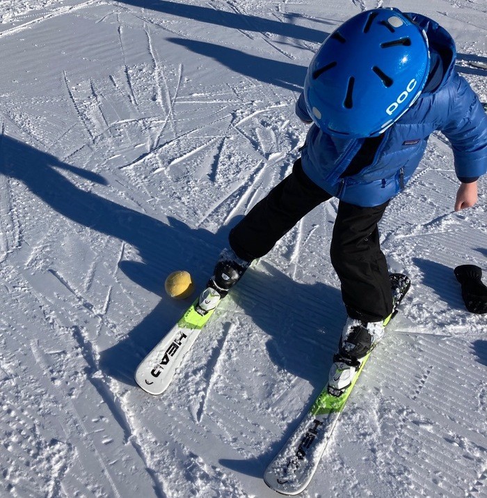 Mettre le ski sur la carre pour la position du chasse-neige