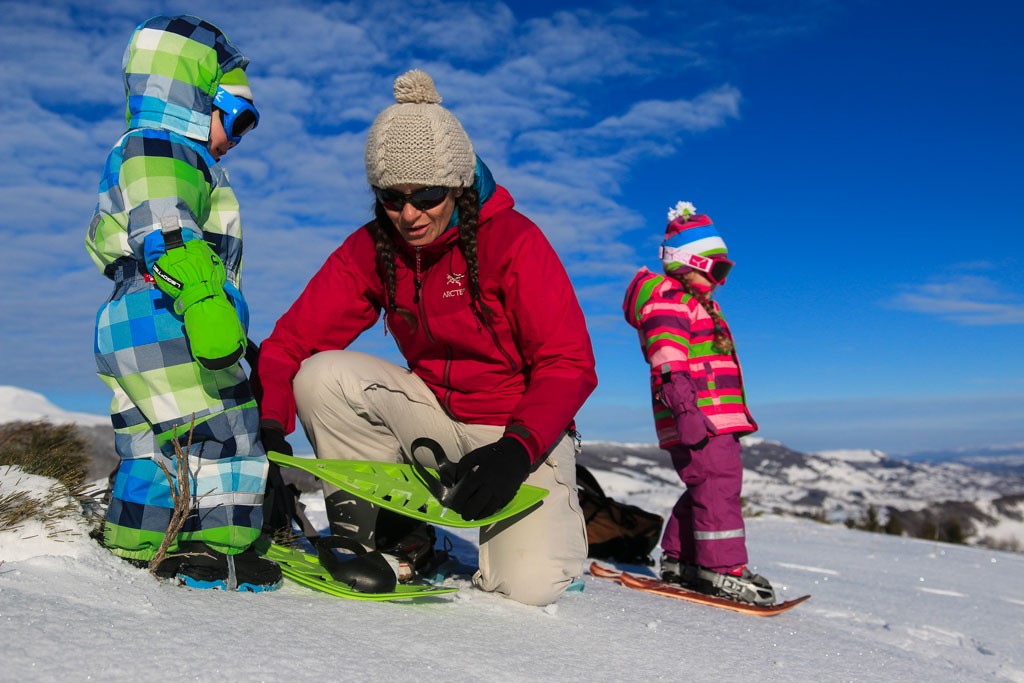 enfants-equipements-raquettes-a-neige