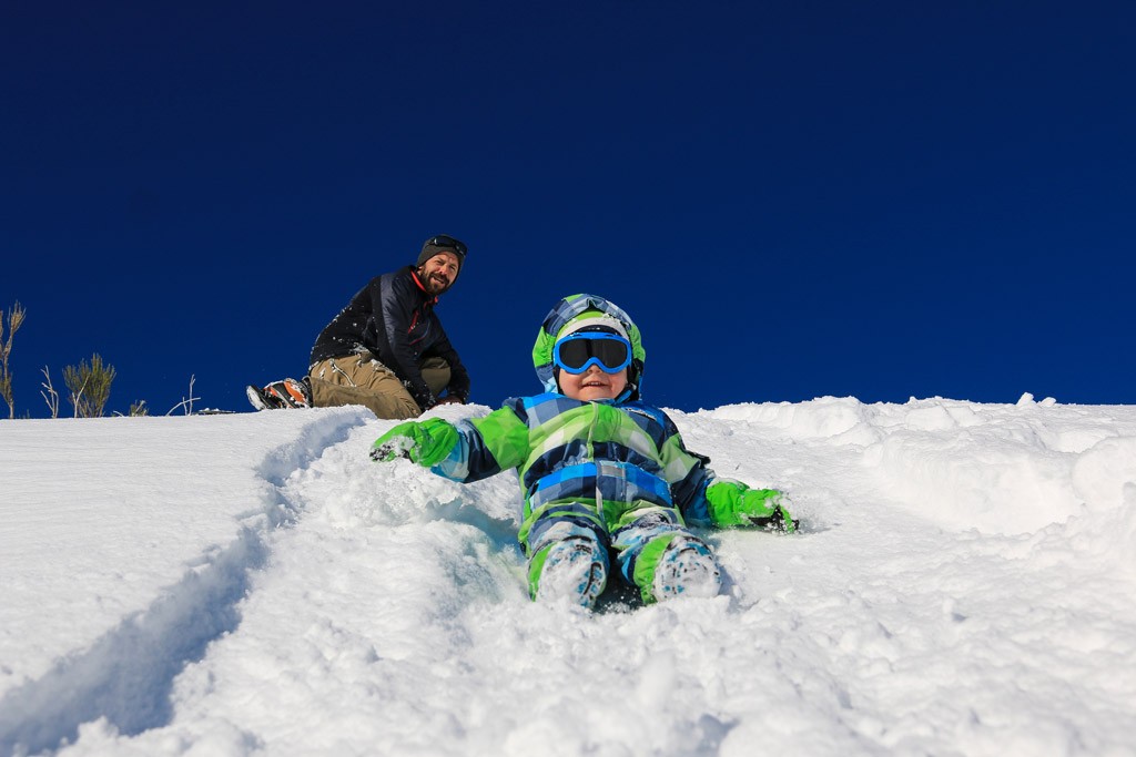 enfant-glissade-dans-la-neige