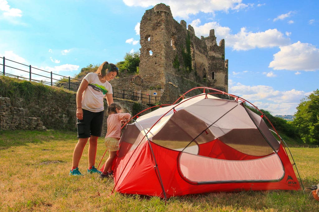 conseils-bivouac-en-famille-montage-tente