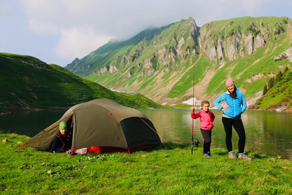 conseils-bivouac-en-famille-lac