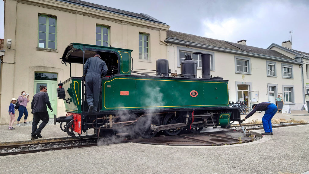 veloroute-vallee-somme-en-famille-locomotive-verte