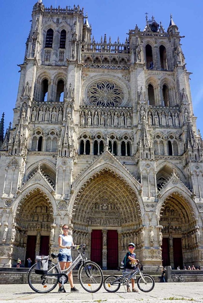 veloroute-vallee-somme-en-famille-cathedrale