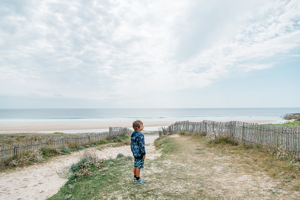 Tao rêve de vagues devant l'océan breton.