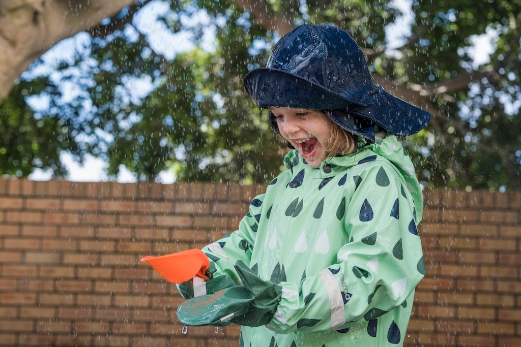 Faire jouer les enfants dehors : équipement de pluie