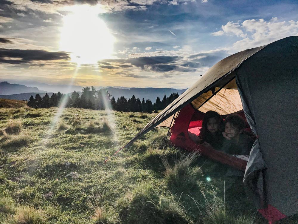 Comment réussir à camper sous la pluie - Parcs Blog