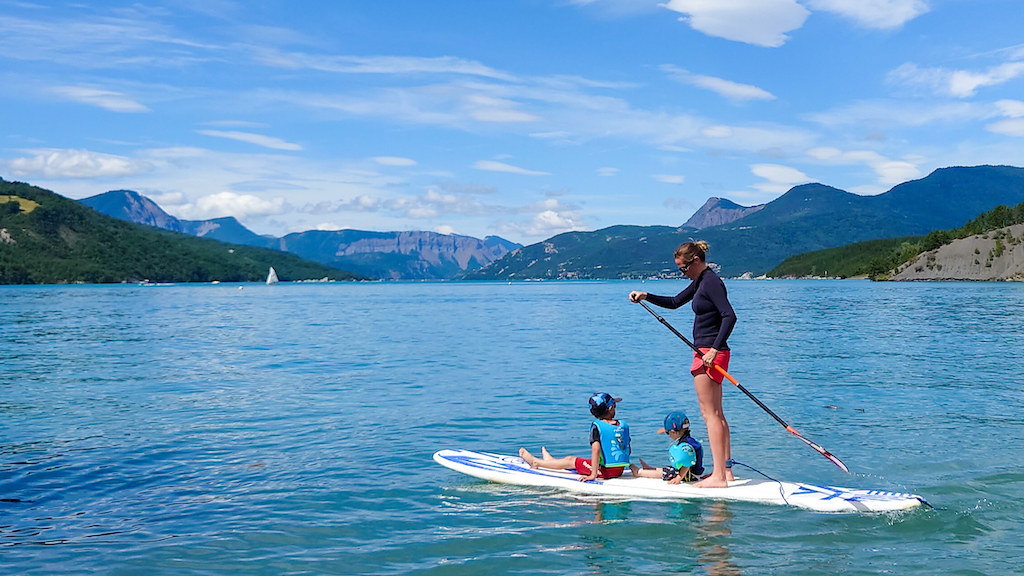 Stand-up Paddle Lac de Serre-ponçon Hautes-Alpes en famille