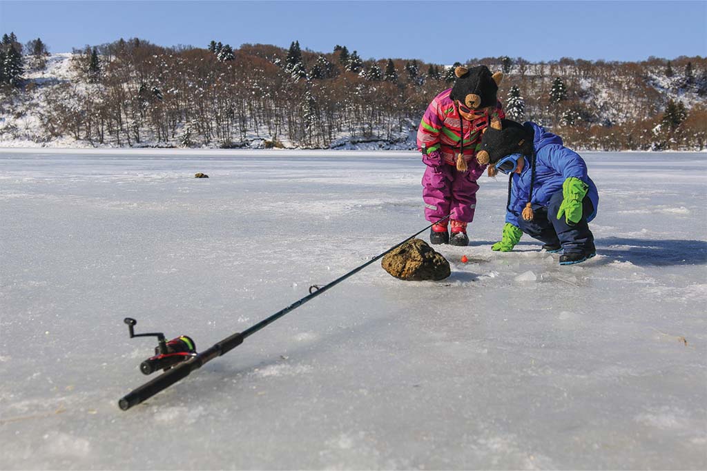 pêche blanche avec des enfants