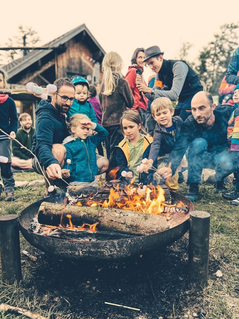 les chamalows grillés autour du feu au festival les petits baroudeurs chambéry montagnes