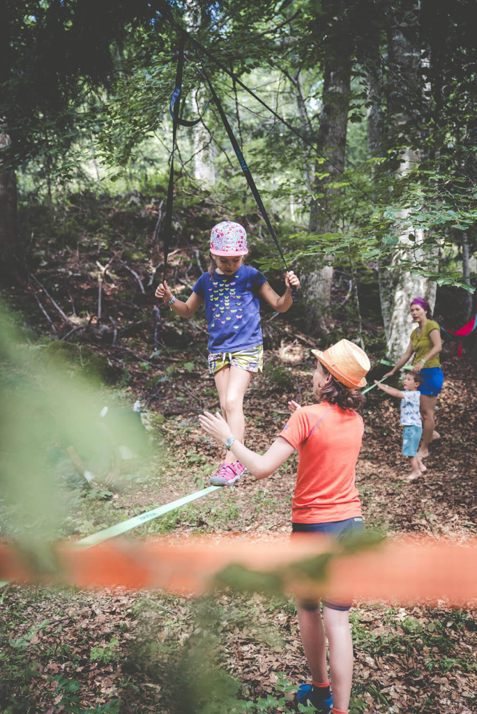 slack line et tentes suspendues au festival les petits baroudeurs chambéry montagnes