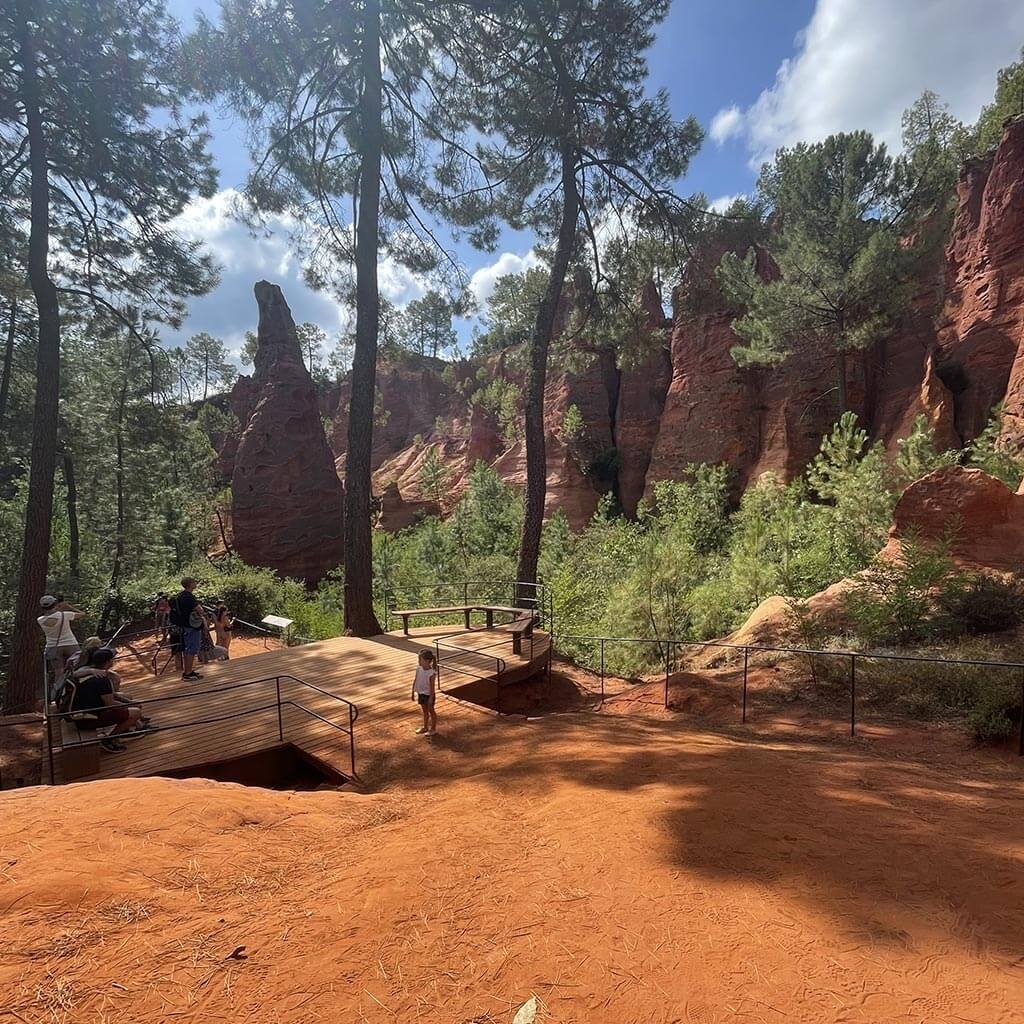 balade dans les ocres du roussillon durant le vantrip famille dans le Lubéron