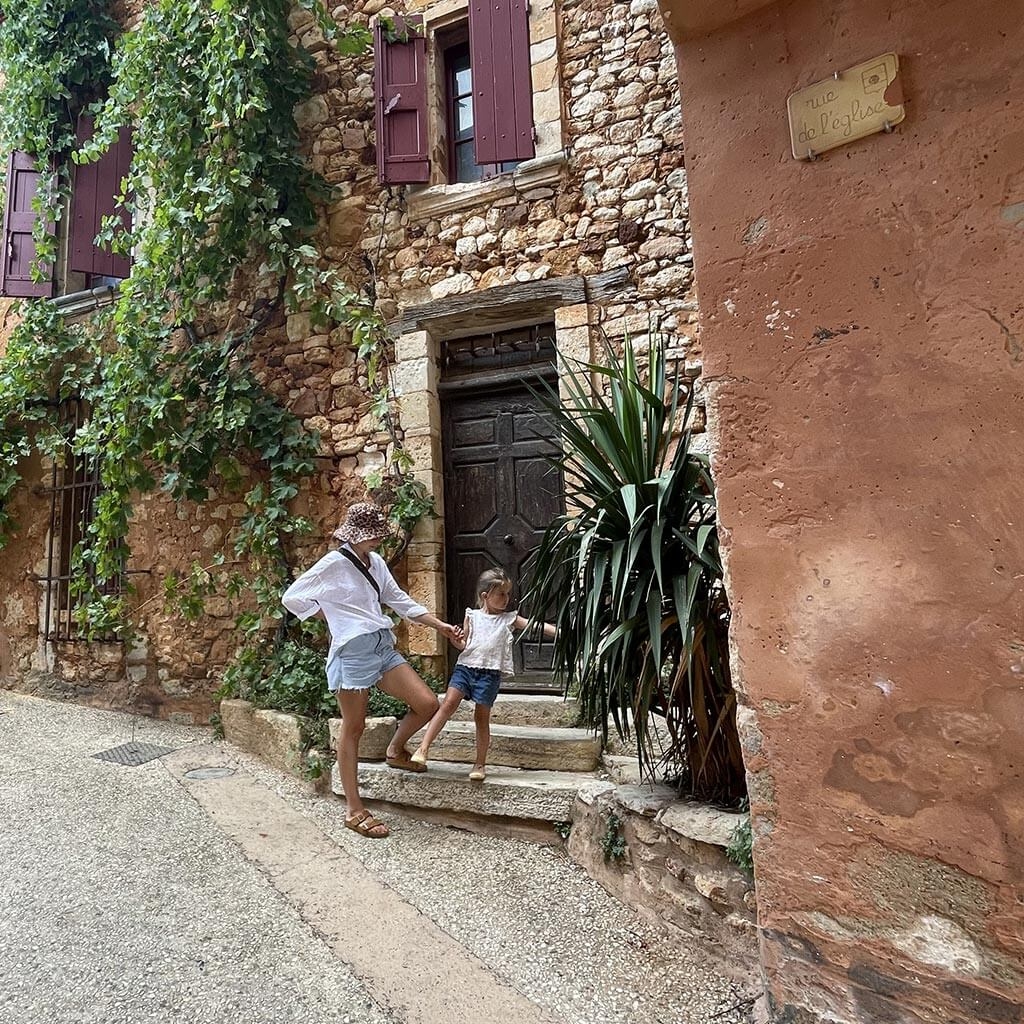 decouverte d'un village pittoresque durant le vantrip famille dans le Lubéron