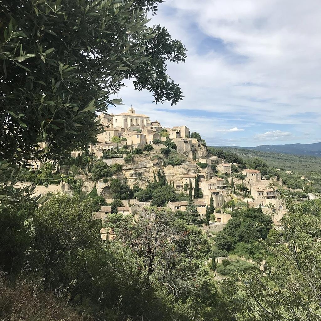 vue sur le village de Gordes, durant le vantrip famille dans le Lubéron