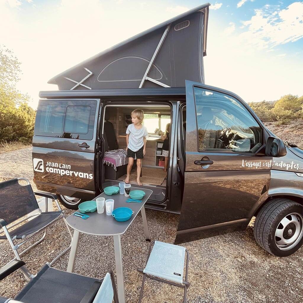 enfant dans le van et table de pic-nic, durant le vantrip famille dans le Lubéron