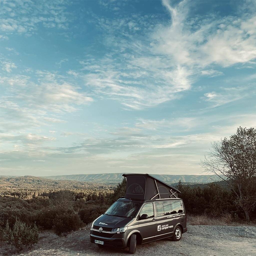 durant le vantrip famille dans le Lubéron, van VW California garé dans un spot en pleine nature