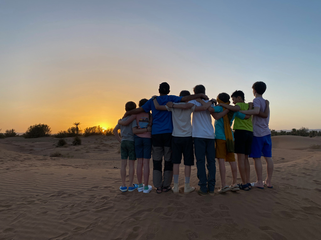 Trek en groupe avec des enfants au Maroc 