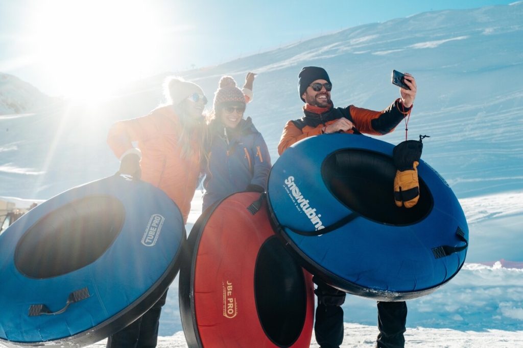 3 activités en famille en montagne l’hiver en Savoie Mont Blanc. des copains en snowtubing font un selfie avant le départ