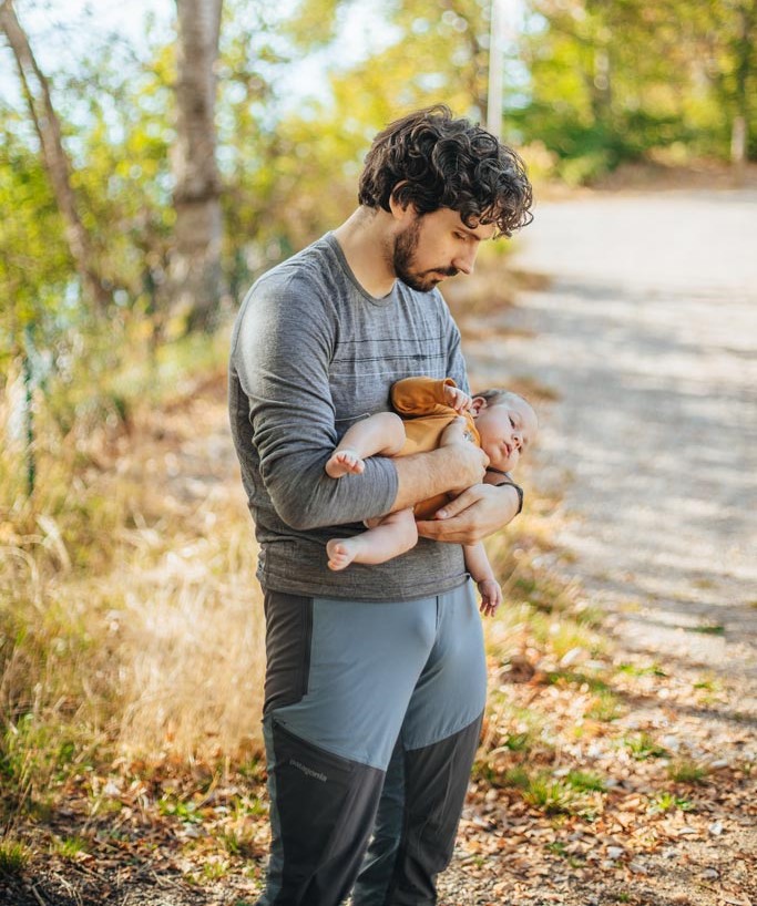 Porter bébé dans les bras