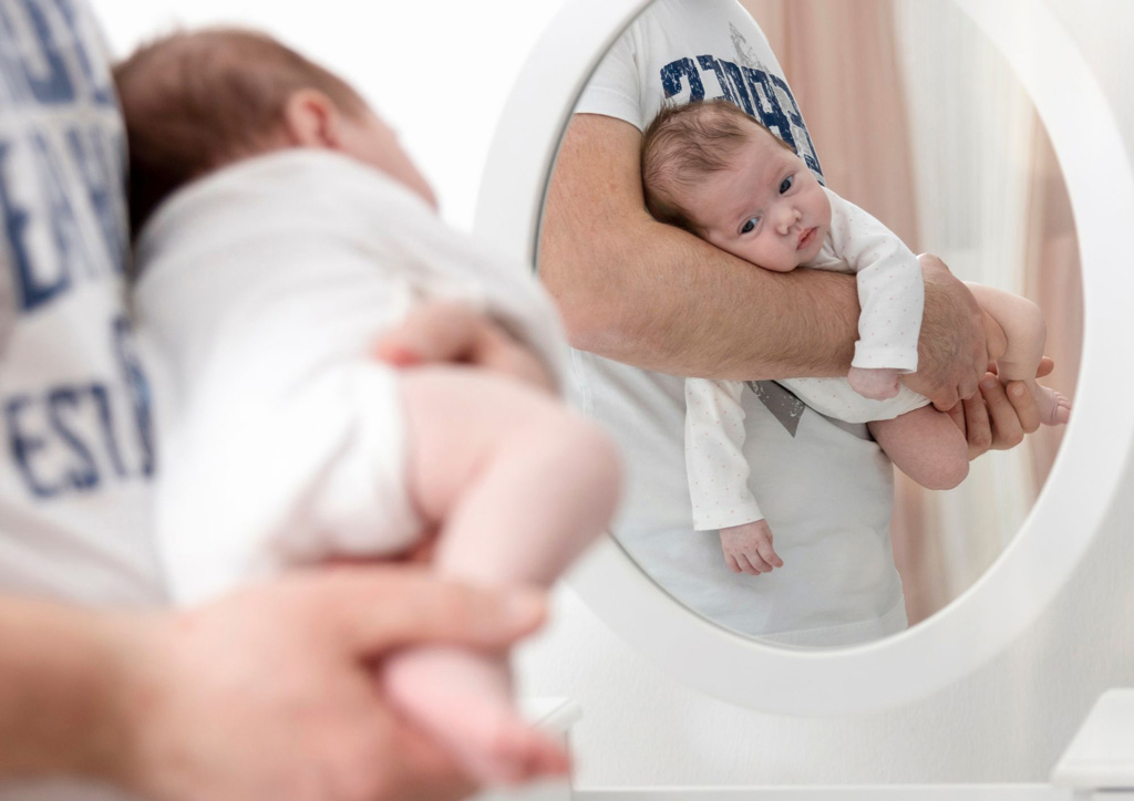 Comment porter bébé collique