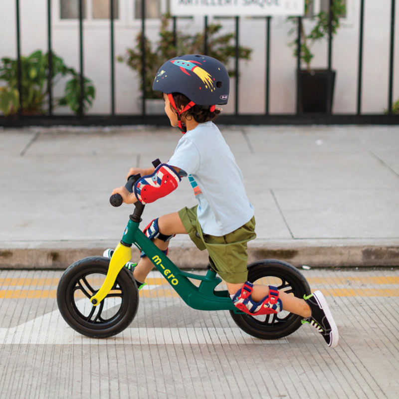 Enfant fait de la draisienne sur une route