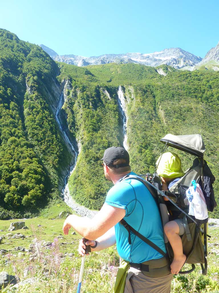 5 jours en Vanoise avec un âne - Jules en porte-bébé avec son papa