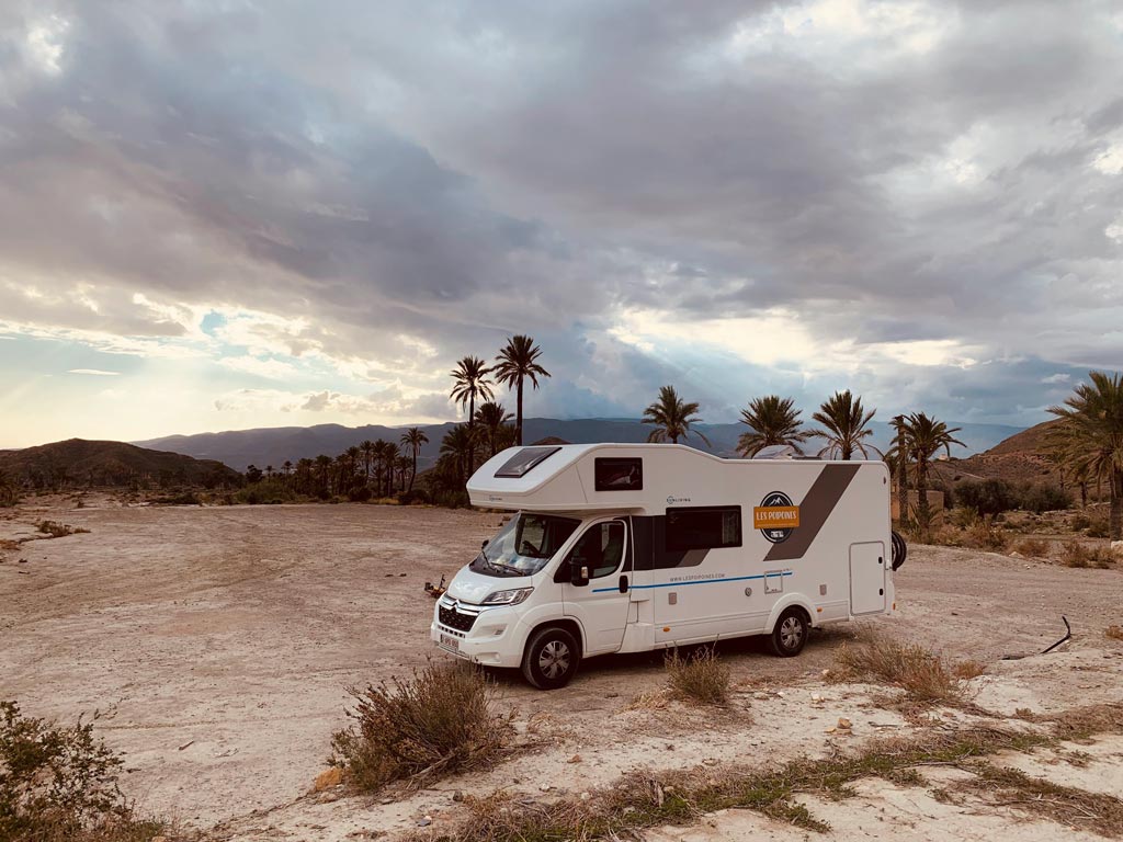 Les Poipoines camping-car Europe désert