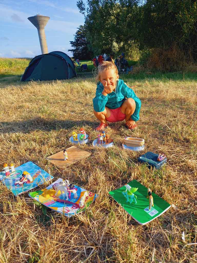 Tour de Vendée à vélo - Anina et ses jouets