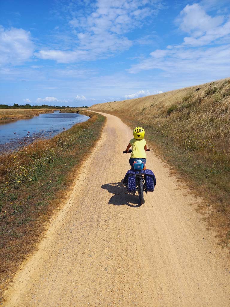 Tour de Vendée à vélo - Anina pédale toute seule