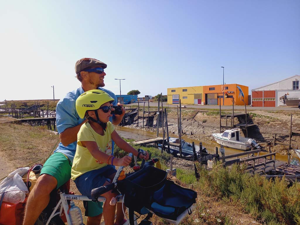 Tour de Vendée à vélo - Anina et son papa au port