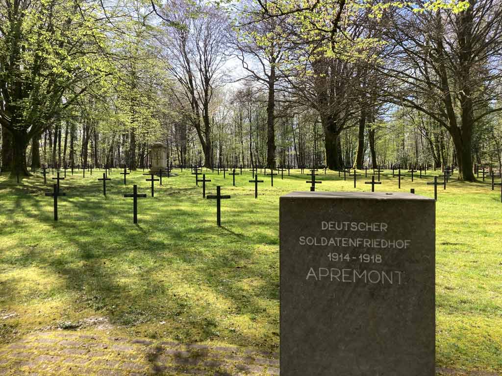 Traversée des Ardennes et de l'Argonne à pied - Cimetière militaire