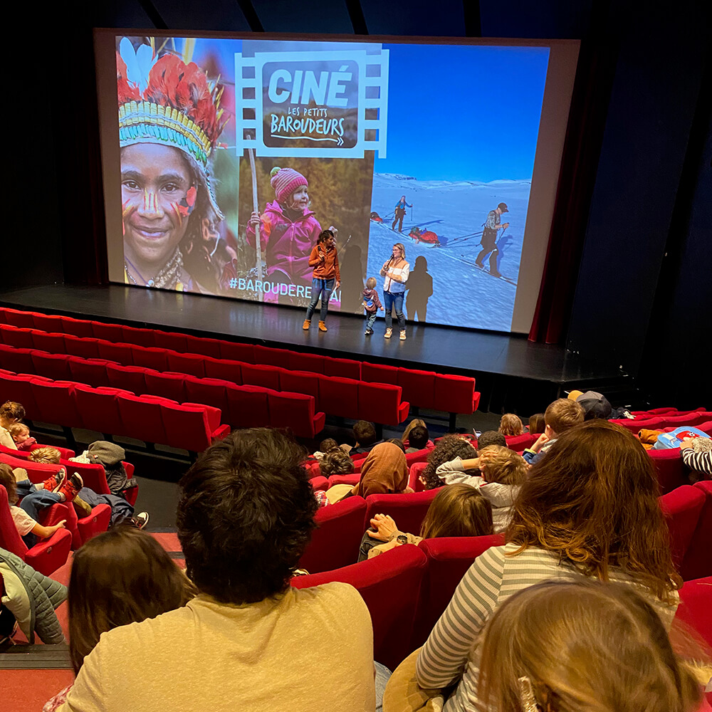 Familles avec enfants dans une salle de cinéma.