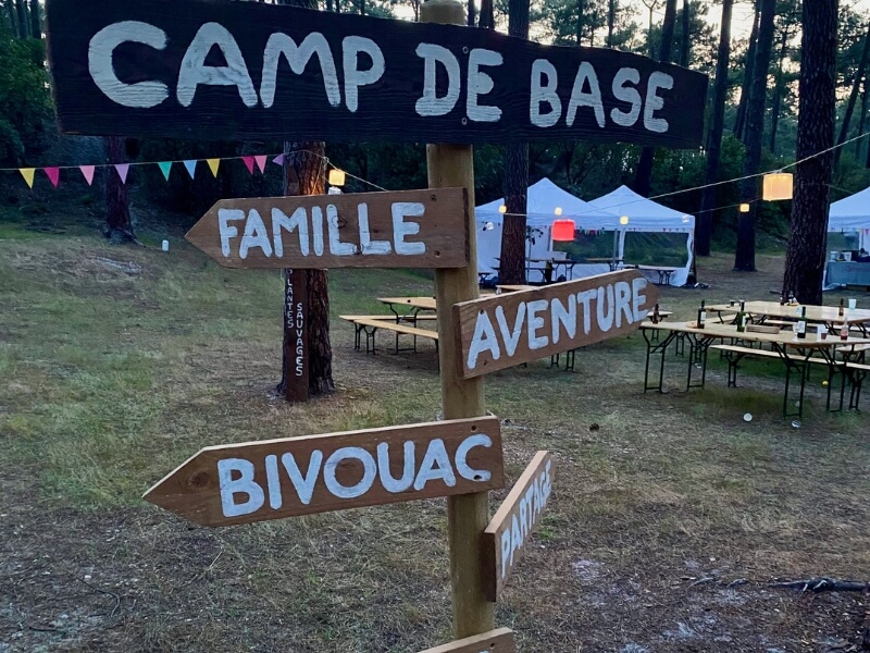 panneaux signalétiques au camp de base en soirée