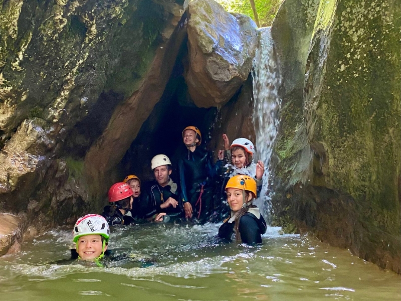 canyoning avec des enfants dans une rivière de montagne