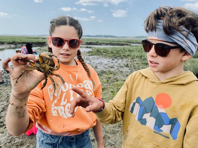 deux pêchent les crabes