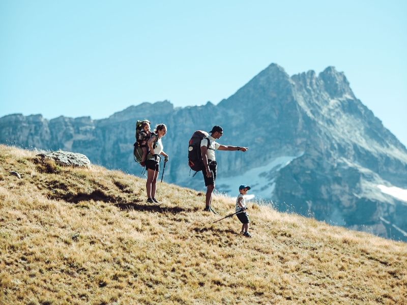 famille en randonnée en montagne