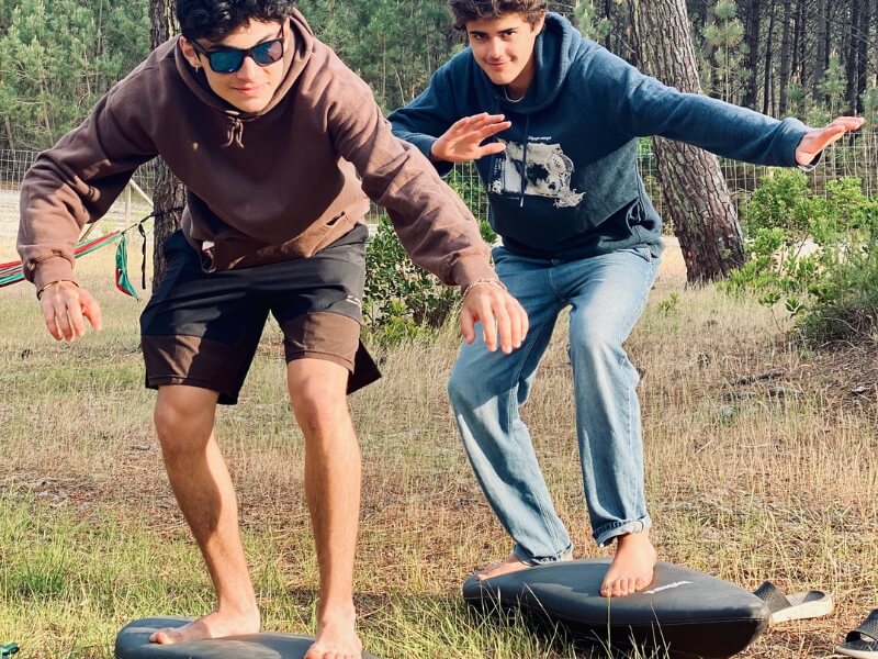 deux garçons font du toyboards