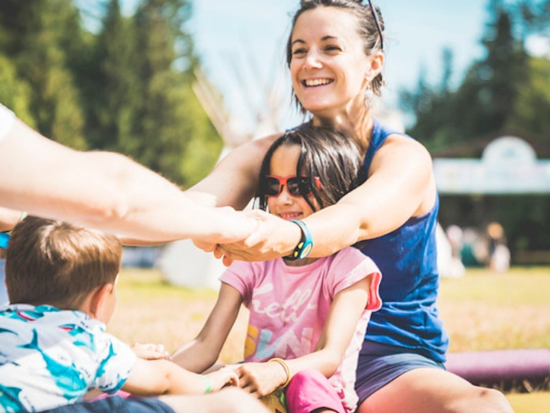 yoga parent enfants en pleine nature