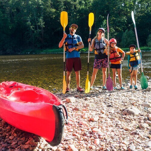 festival-petits-baroudeurs-gorges-loire famille à l'embarquement en canoe dans les gorges de la loire