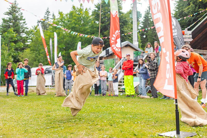 festival petits baroudeurs gorges loire animations 800x600 course en sac