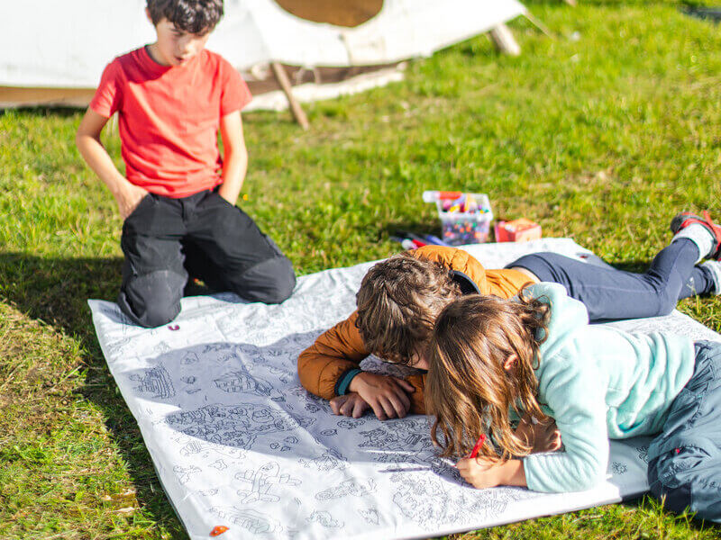 festival petits baroudeurs gorges loire decouverte et jeux 800x600 deux maman discutent dans la fore^t avec des tentes supendues