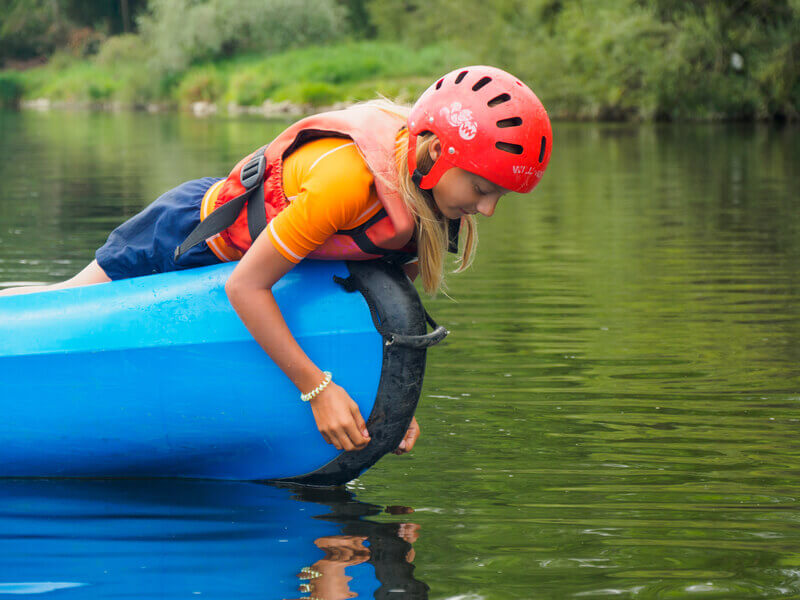 festival petits baroudeurs gorges loire sorties grande aventure 800x600 petite fille qui faitu du canoë