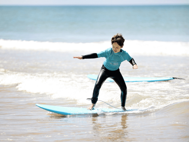 enfant qui apprend le surf au Porge Océan