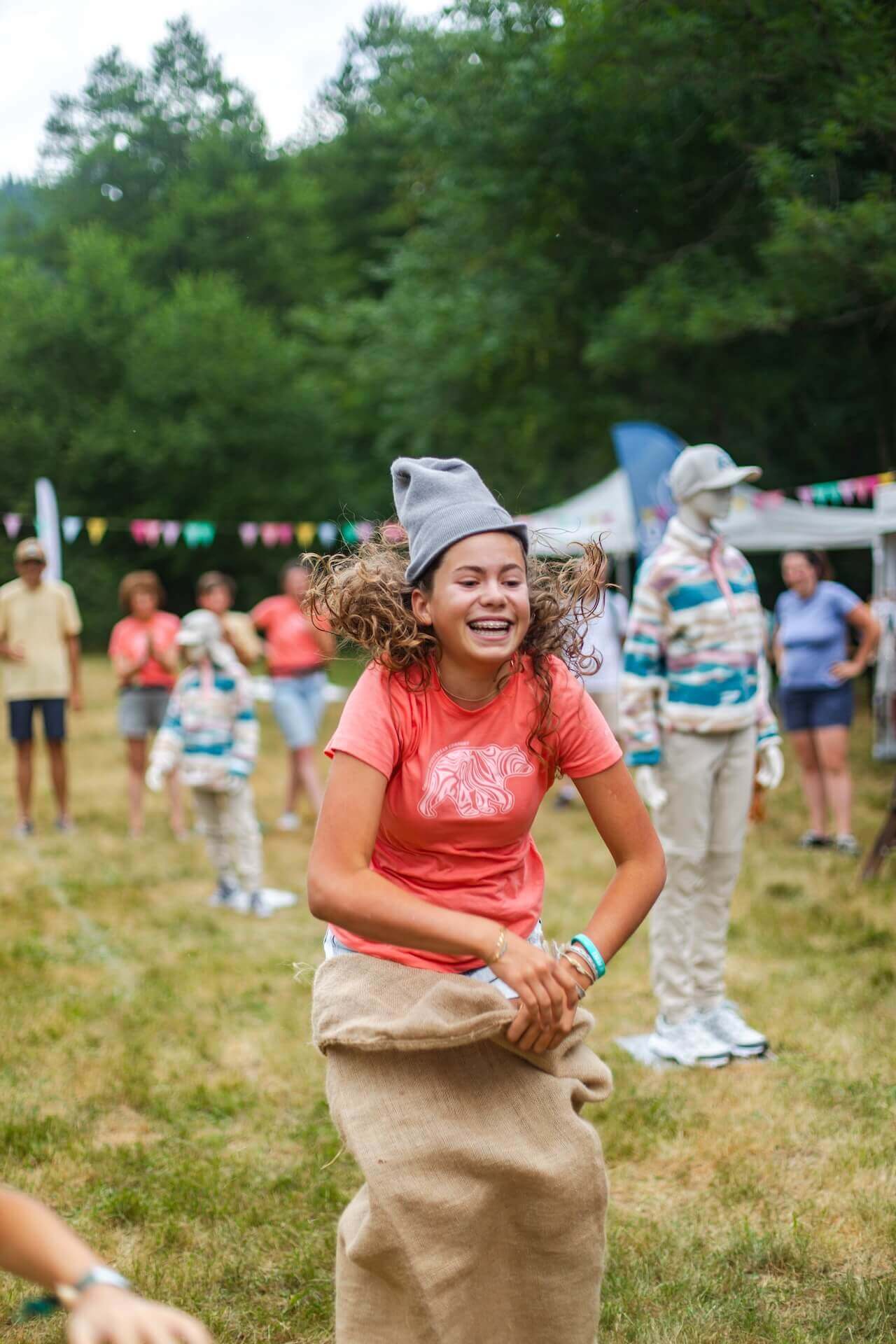 course en sac au camp de base du festival les petits baroudeurs