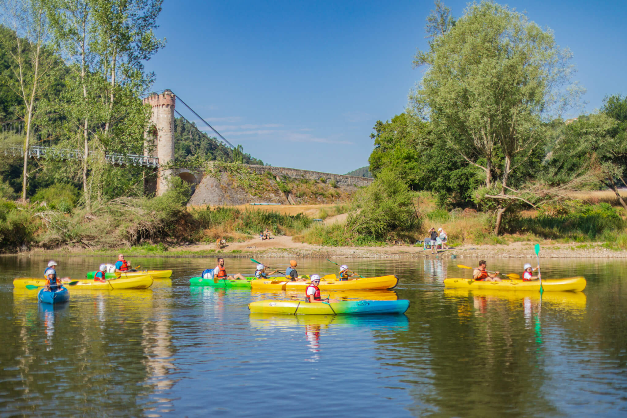 famille à l'embarquement en canoe dans les gorges de la loire