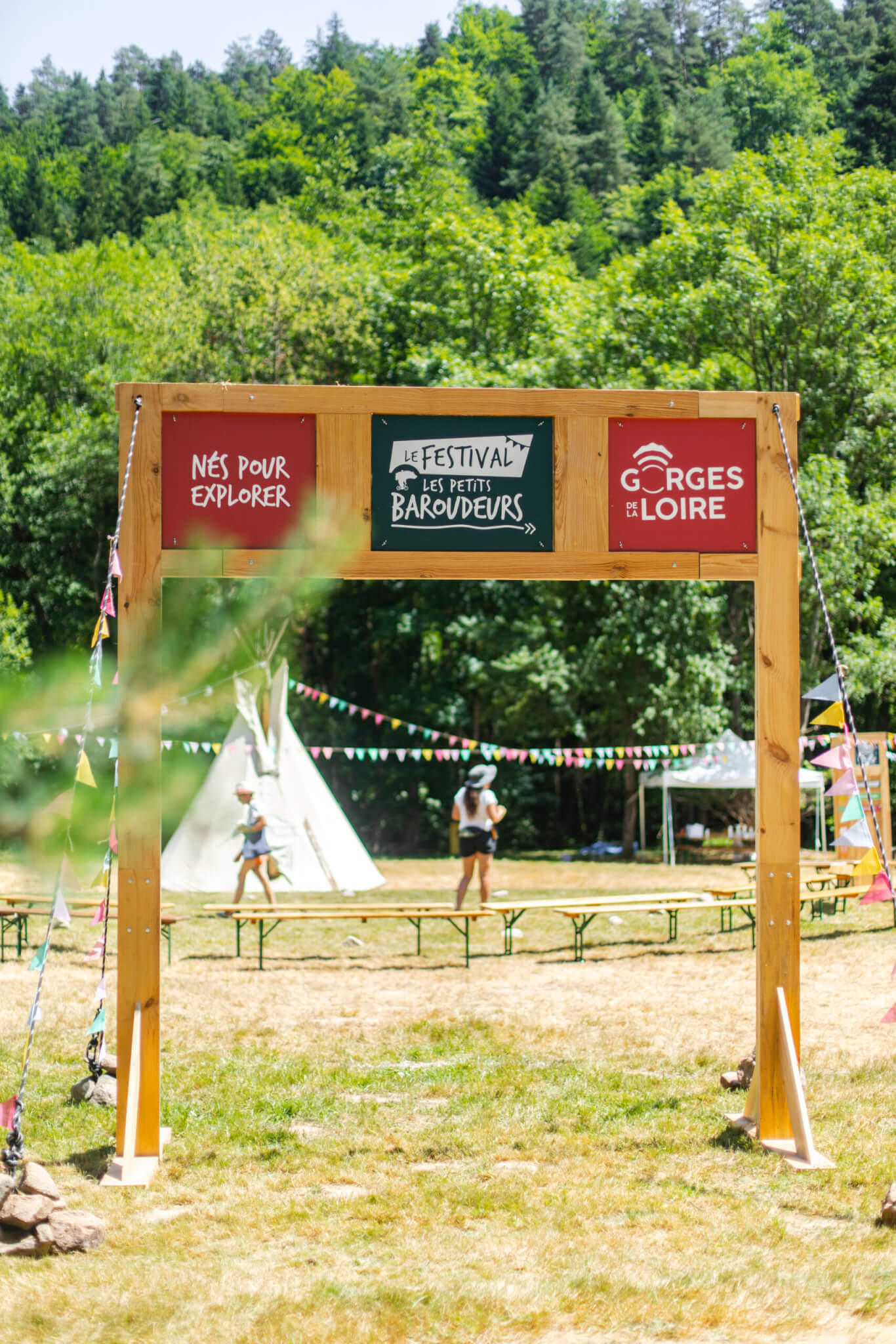 des festivaliers entre les tipis au camp de base